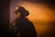 Severides (Taylor Kinney) Jagd nach dem Serienbrandstifter geht weiter, doch der Kriminelle hat sein Handwerk gut gelernt ...