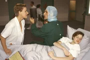 Nikola "OP ruft Dr. Schmidt". Im Bild: Nikola ist glücklich: Schmidt hat den Urlaub abgebrochen, um Nikolas Tochter Stephanie zu operieren.