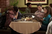 (v.l.n.r.) Cindy (Jayma Mays); Al (Adhir Kalyan); Riley (Parker Young); Holly (Amanda Payton)
