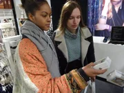 Kalitou (l.) und Shoppingbegleitung Alena
