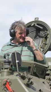 James May und seine Kollegen stehen heute vor der Herausforderung, eine Reihe von Häusern abzureißen. Dazu ist ihnen nahezu jedes robuste Gefährt willkommen.