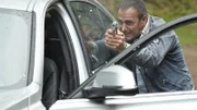 Semir (Erdogan Atalay) und Ben versuchen die Gangster aufzuhalten, doch diese können in den nahegelegenen Wald flüchten...