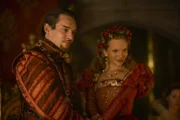 Der Kammerherr Thomas Culpepper macht der blutjungen Braut (Tamzin Merchant, r.) des Königs (Jonathan Rhys Meyers, l.) weiterhin schöne Augen. Er ist jedoch nicht ihr einziger Verehrer an Hof ...