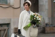 Ana (Paula Echevarría) kehrt von einer Reise nach London in die Galerías Velvet zurück.