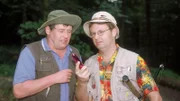 Benno (Willi Thomczyk, li.) und Lothar (Rene Heinersdorff) finden auf dem Rückweg vom Angeln eine herrenlose Kiste mit Vibratoren.