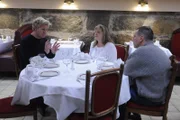 Muss Gordon Ramsay (l.) den Besitzern die schlechte Nachricht überbringen, dass er ihrem Restaurant nicht helfen kann?