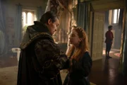 London, 1540: König Henry VIII. (Jonathan Rhys Meyers, l.) stellt seiner Tochter Lady Elisabeth (Laoise Murray, r.) am Hof seine fünfte Frau, die blutjunge Königin Catherine Howard, vor ...
