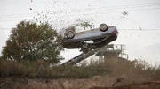 Bei der Verfolgung Van Bergens hebt Ben mit seinem Dienstwagen ab landet in der Kiesgrube...