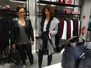 Simone (l.) und Shoppingbegleitung Britta
