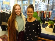 Kalitou (r.) und Shoppingbegleitung Alena