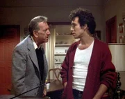 Quincy (Jack Klugman, li.) versucht Dr. Cage (Jonathan Segal) aufzumuntern, dem ein schlimmer Fehler unterlaufen ist.