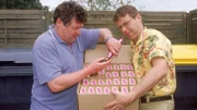 Benno (Willi Thomczyk, li.) und Lothar (Rene Heinersdorff) wollen die Kiste mit den Vibratoren im Müll entsorgen. Doch dann entdecken die Männer, dass einer der Vibratoren fehlt!