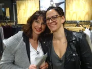 Simone (r.) und Shoppingbegleitung Britta