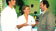 Zu Schmidts (Walter Sittler, l.) Überraschung sagt Hannes (Mark Kuhn) das Rendezvous mit Nikola (Mariele Millowitsch) nicht ab.