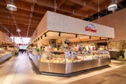 Das „Lisa Elmqvist“ wurde 1926 gegründet und ist ein Fischhändler in der vierten Generation, der heute ein Eckpfeiler des Weltklasse-Lebensmittelmarktes Saluhall ist.