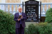 Donald Trump, in seinen Händen die Bibel, vor der St. John's Church in Washington D.C.