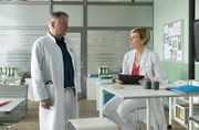 Dr. Roland Heilmann (Thomas Rühmann) hat einen Rollstuhl für eine Patientin besorgt, die an einer spastischen Störung des Nerven- und Muskelsystems leidet. Dr. Kathrin Globisch (Andrea Kathrin Loewig) macht mit einer alternativen Behandlung enorme Fortschritte bei dem jungen Mädchen.