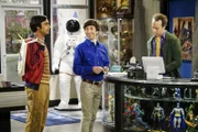 Howard (Simon Helberg, M.) erzählt seinen Freunden Stuart (Kevin Sussman, l.) und Raj (Kunal Nayyar, l.) voller Vorfreude von seinem anstehenden Urlaub mit seiner schwangeren Bernadette. Da ahnt er noch nicht, dass aus der "Vacation" wohl eher eine "Staycation" wird ...