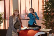 Bei "Kerima Moda" trifft Lisa (Alexandra Neldel, l.) auf die eiskalte Blondine Sabrina Hofmann (Nina-Friederike Gnädig, r.), die dort als Empfangsdame arbeitet.
