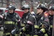 Joe Cruz (Joe Minoso, l.), Kelly Severide (Taylor Kinney) und Matthew Casey (Jesse Spencer, r.)