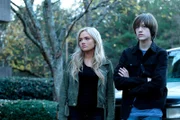 Lauren (Natalie Alyn Lind, l.); Andy (Percy Hynes White, r.)
