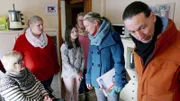 Marion (60, li.) und ihre Kinder sind seit dem Tod ihres Mannes auf sich alleine gestellt. Eva Brenner, John Kosmalla und das Zuhause im Glück-Team wollen helfen.