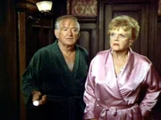 Von Geräuschen aufgeweckt, machen sich Jessica (Angela Lansbury) und Inspektor Rory Lanahan (Rod Taylor) auf Geisterjagd.