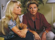 Nikola (Mariele Millowitsch, r.) berichtet Elke (Jenny Elvers) von dem Reinfall mit Hannes.