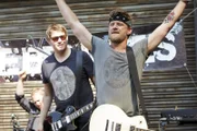 Mark (Andreas Guenther, r.) gibt mit seiner Band  'Brushes' ein Konzert, in dessen Verlauf eine Frau ermordet wird...