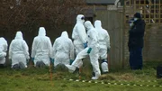 Polizeibeamte suchen nach der 33-jährigen Sarah Everard