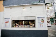 Der Fleischpastetenstand bei „Hannah’s Pies“, der Fabrik, die sieben Sorten Fleischpasteten für das australische Wahrzeichen „Harry’s Café de Wheels“ in Sydney herstellt. Der Fleischpastetenstand bei „Hannah’s Pies“, der Fabrik, die sieben Sorten Fleischpasteten für das australische Wahrzeichen „Harry’s Café de Wheels“ in Sydney herstellt.