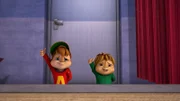 Alvin und Theodore (r.) wünschen ihrem Brüder viel Glück für den Wettbewerb. Währenddessen überlegen sie sich einen Plan zur Beendigung der Hypnose.