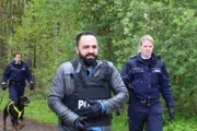Die Ruhrpottwache: Ob spektakuläre Verfolgungsjagden, Explosionen, Helikoptereinsätze oder die schwierige Suche nach einem Beweisstück - die Ermittler der Hauptwache Duisburg Nord brauchen ihr ganzes Knowhow, um die Täter zu fassen ...