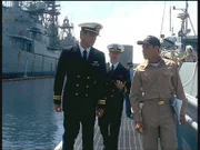 Harm Rabb (David James Elliott, l.) und Bud Roberts (Patrick Labyorteaux, M.) verteidigen Lieutenant Nelson, den Sohn des Marineministers.