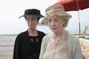 v.li.: Mrs Fane (Geraldine Chaplin), Miss Jane Marple (Geraldine McEwan).