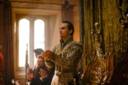 König Henry VIII. (Jonathan Rhys Meyers) stellt am Hof seine fünfte Frau, die blutjunge Königin Catherine Howard, vor. Mit ihrer Schönheit und Jugend sorgt Katherine bei einzelnen Mitgliedern des Hofes für Aufsehen ...