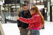 Adam Karadec (Mehdi Nebbou, l.); Morgane Alvaro (Audrey Fleurot, r.)