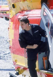 Martin (Martin Eschborn) entwendet den Medicopter, um Wächter in der Luft zu stellen...