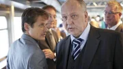 Während Tribeco-Vorstandsmitglied Torsten Striebeck (Roman Knizka, l.) den Konzern ökologischer ausrichten will, ist sein Kollege Dr. Berenz (Christian Tasche) strikt dagegen.