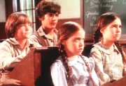 Die beiden Waisenkinder James (Jason Bateman, l.) und Cassandra (Missy Francis, r.) sind sehr intelligent. Seit sie wieder bei den Ingalls wohnen, werden ihre Noten in der Schule besser.