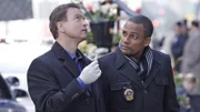 Detective Mac Taylor (Gary Sinise, l.) und Dr. Sheldon Hawkes (Hill Harper) rekonstruieren, dass die junge Frau durch einen Querschläger getötet wurde.
