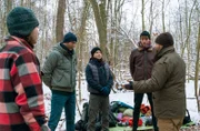 Kris Haas (Jascha Rust, mi.) nimmt spontan an einem "Männlichkeits-Workshop" teil, weil er seit seinem Überfall spürt, dass in ihm Ängste schlummern, denen er sich stellen muss. Zufällig ist auch Darren Macneil (Michael Raphael Klein, 2.v.li.) da, der den Kursleiter Donald Kling (Adam Bousdoukos, re.) derzeit physiotherapeutisch behandelt.