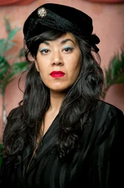 Thania Petersen präsentiert ihre Videoinstallation „Kassaram“ im offenen Atelier des MOCAA.