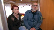 Melli und Michael schlafen im Wohnwagen vor ihrem Haus, das von Schimmel befallen ist