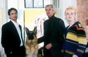 "Kommissar Rex", "Der Vollmondmörder." Immer wenn Vollmond ist, geht in Wien die Angst um. Ein Serienmörder bringt Frauen um, schneidet ihnen die Haare ab und legt die Leichen auf Friedhöfen ab. Wieder ist Vollmond. Kommissar Brandtner lässt mit einem Großaufgebot der Polizei sämtliche Friedhöfe überwachen und geht mit Rex selbst auf Streife. Zunächst scheint die Aktion Erfolg zu haben, doch dann erlebt Brandtner eine böse Überraschung.Im Bild (v.li.): Gedeon Burkhard (Alexander Brandtner), Mathieu Carričre (Paul Mandl), Nora Miedler (Sandra Klein).