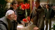 Ein Blumenhändler wurde ermordet und es gab keine Zeugen, außer die Blumen im Laden. Det. Parker (Alfred E. Humphreys, 2ter re.) läßt sich auf ein Experiment ein. Det. Santoni (Aaron Douglas, 2ter li.) läd seinen alten College-Professor (Darsteller li. unbekannt) ein, der die Blume an einen Lügendetektor anschließt. Doch trotz der großen Auswahl der Verdächtigen passiert nichts, bis der Neffe des Toten eintritt...