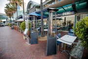 Das Fischrestaurant „Blue Fish“ erhält täglich zwei Lieferungen frischer Meeresfrüchte vom weltberühmten Fischmarkt in Sydney. Das Fischrestaurant „Blue Fish“ erhält täglich zwei Lieferungen frischer Meeresfrüchte vom weltberühmten Fischmarkt in Sydney.