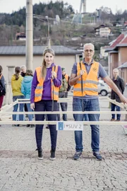 Letzte Generation mit Gehzeugen bei einer Protestaktion gegen SUV's.