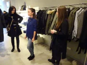 Rosemarie (M.) und Shoppingbegleitung Sina (l.)