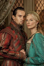 NELLA FOTO: JONATHAN RHYS-MEYERS (RE ENRICO VIII) E JOELY RICHARDSON (CATHERINE PARR)